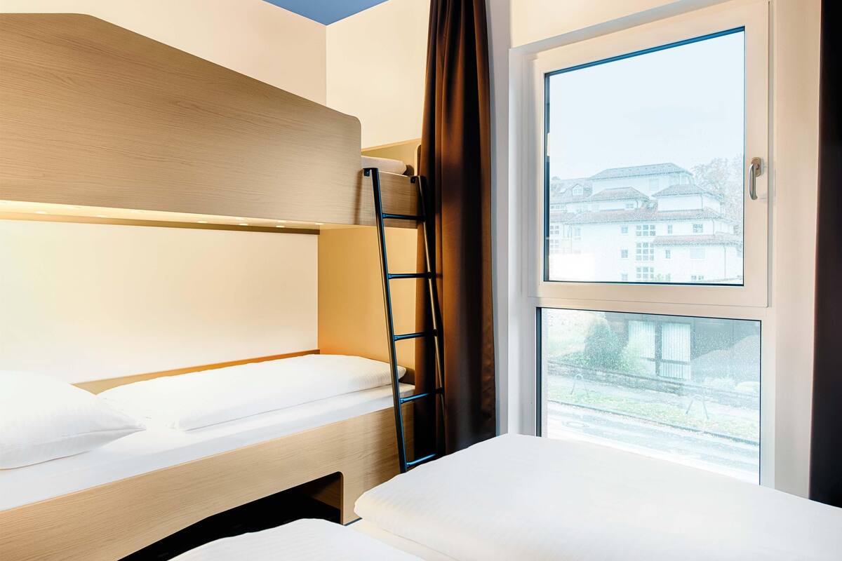 quadruple room | hypo-allergenic bedding, desk, free wifi, bed sheets