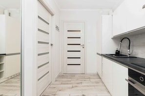 Mikrowelle, Geschirrspüler, Wasserkocher mit Kaffee-/Teezubehör