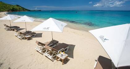 Waterfront, direct access to pool and beach
