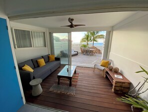 Living area - Waterfront, direct access to pool and beach (Grand-Case)