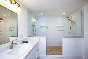 Shower, hair dryer, towels - Blind Pass G105 - 4 Bedroom/3 Bathroom. Sleeps 8! (Sanibel)