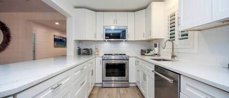 Køleskab, mikrobølgeovn, ovn, kogeplade