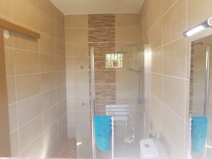 Bathtub, hair dryer, towels - Family Getaway in the Algarve (Albufeira)