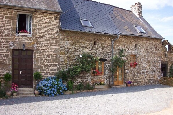 Exterior - 3 Bed Cottage - Sleeps 5 - Garden - Parking - Wifi (Passais-Villages)
