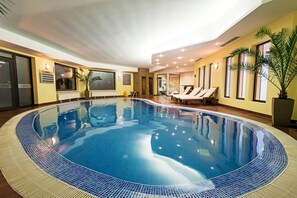 Una piscina techada, una piscina al aire libre