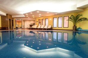 Una piscina cubierta, una piscina al aire libre