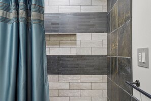 Haartrockner, Handtücher, Seife, Shampoo