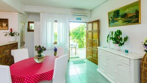 Apartamento (One-Bedroom Apartment) | Comedor