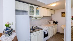 Apartamento (One-Bedroom Apartment) | Cocina privada | Frigorífico, microondas, placa de cocina y utensilios de cocina