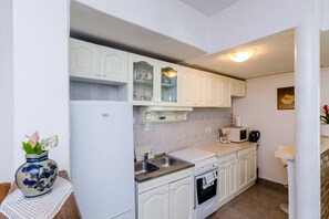 Refrigerador, microondas, placa de cocina, utensilios de cocina
