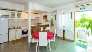 Apartamento (One-Bedroom Apartment) | Comedor