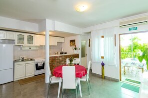 Appartement (One-Bedroom Apartment) | Salle à manger