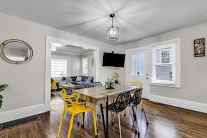 Exclusive Bungalow | In-room dining - Charlotte Luxury 3BR Home NoDa (Charlotte)