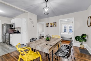 Exclusive-Bungalow | Essbereich im Zimmer