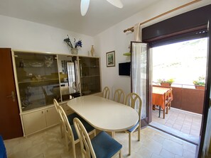 Dining - Apartment - Sleeps 5, Free Parking & Pet Friendl (Lido Rossello)