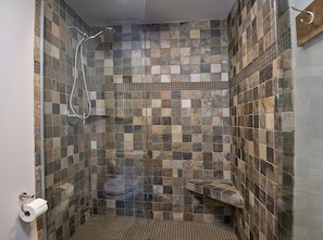Dusche, Haartrockner, Handtücher