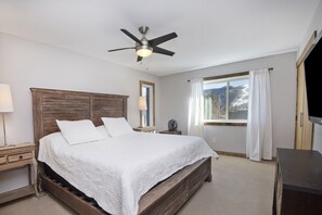 2 bedrooms, desk, free WiFi, bed sheets