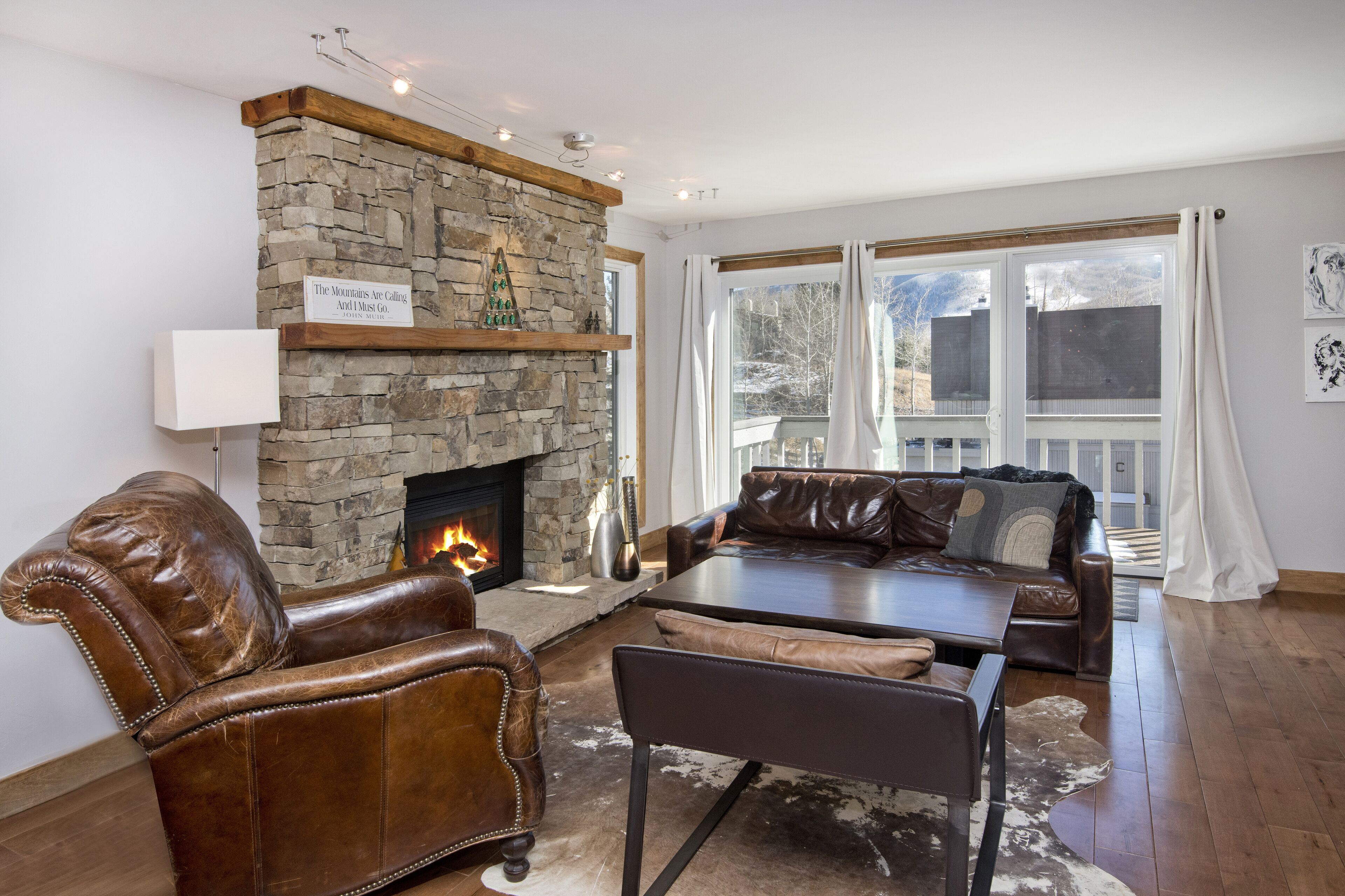 Smart TV, lareira, aparelho de som