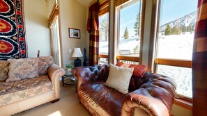Smart TV, fireplace - Gorgeous Mountain Views, Natural Lighting! Spacious, Gas Grill & Washer/Dryer (Mammoth Lakes)