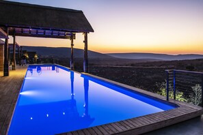 Outdoor pool, pool loungers - Ingwe Lodge (Vaalwater)