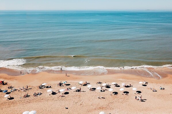 Beach nearby, sun-loungers - Great Beach Apartment, 5+1 Guests. Pool, Amenities (Punta del Este)