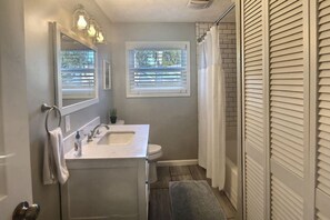 Combined shower/tub, hair dryer, towels