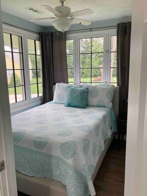 3 bedrooms, iron/ironing board, travel crib, WiFi - Cozy Cottage: A Memory Making Place by Cedar Point (Huron)