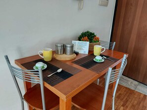 Apartamento conforto | Área de estar | TV de tela plana 24 polegadas com canais digitais, TV