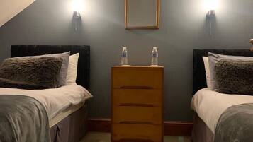 4 bedrooms, desk, iron/ironing board, WiFi