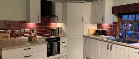 Cafetera y tetera, refrigerador, microondas y horno