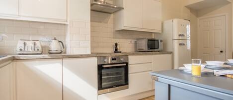 Køleskab, mikrobølgeovn, ovn, kogeplade