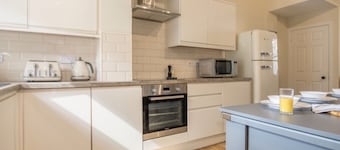 Sleeps 6 Central York 5★Townhouse Parking Courtyard + Pool Table