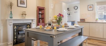 Sleeps 6 Central York 5★Townhouse Parking Courtyard + Pool Table