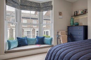 3 chambres, fer et planche à repasser, lit de bébé portatif