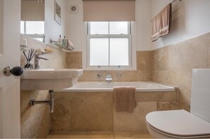 Baignoire, sĂšche-cheveux, serviettes fournies, savon