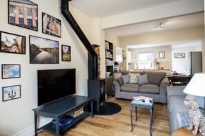 Smart-TV, Kamin, Tischfußball, Bücher