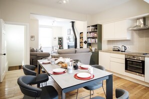 Fridge, microwave, oven, stovetop - Sleeps 6#Central York#5★Townhouse#Parking#Cinema & Games Room (York)
