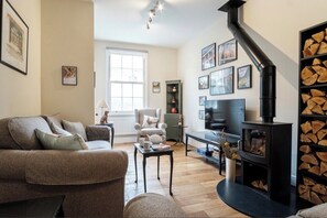 Smart TV, chimenea, futbolito y libros 