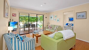 TV, books - Periwinkle - 3 bedroom pet friendly cottage (Cape Woolamai)