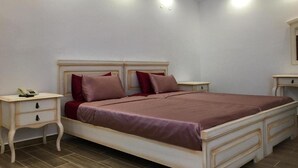 Ein Schlafzimmer mit einem Bett, zwei Nachttischen und einem Beistelltisch.