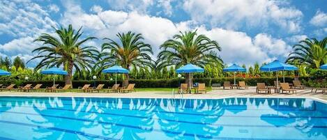 Hồ bơi ngoài trời