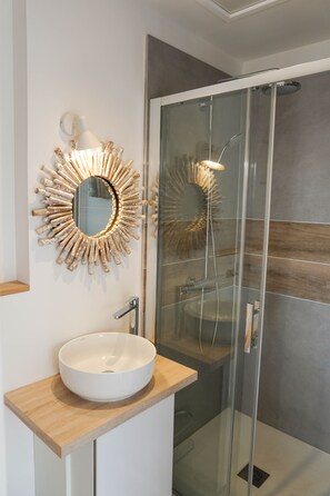 Hair dryer, towels, toilet paper - CHALET DU PAPA GRUISSAN PLAGE - SEA VIEW - 50 METERS FROM THE BEACH (Gruissan)