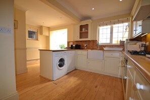 Cottage | Private kitchen | Oven, stovetop, cookware/dishes/utensils - 4 Brooks Close (Bembridge)