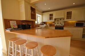 Cottage | Private kitchen | Oven, stovetop, cookware/dishes/utensils