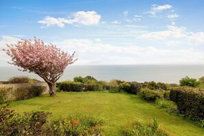 Cottage | Property grounds - Englefield (Ventnor)