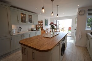 Cottage | Private kitchen | Oven, stovetop, highchair, cookware/dishes/utensils - Jan Dee Cottage (Ventnor)