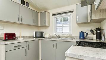 Cottage | Private kitchen | Oven, stovetop, cookware/dishes/utensils