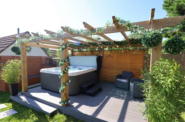 Cottage | Property grounds - Sea Breeze (Cowes)