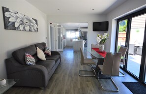 Cottage | Living room | LCD TV - Sea Breeze (Cowes)