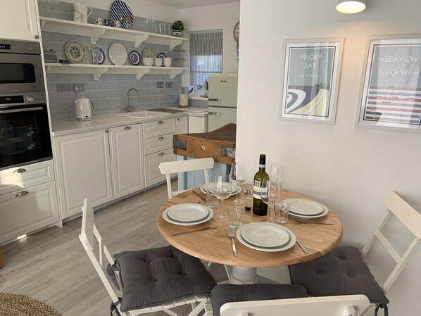 Ovn, kokeplater og kjøkkenutstyr